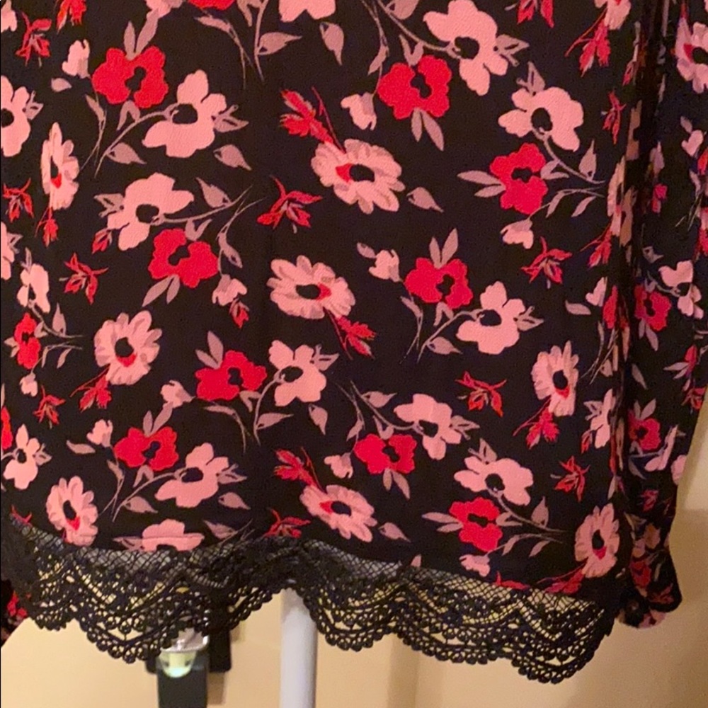 ⭐️Host Pick⭐️Express cold shoulder blouse - Picture 5 of 11